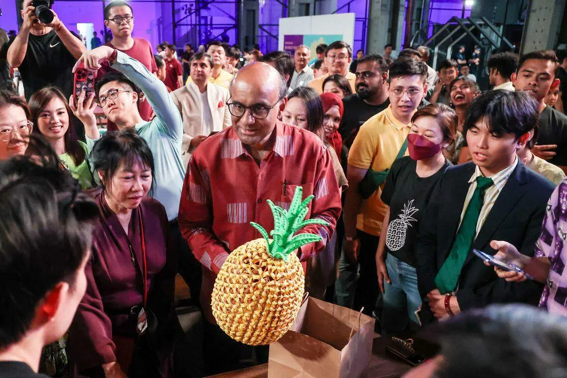 就总统的角色和工作，新加坡人对尚达曼在国际舞台上代表新加坡的能力最有信心，有超过半数（54%）的受访者认为他将表现优异。（关俊威摄）