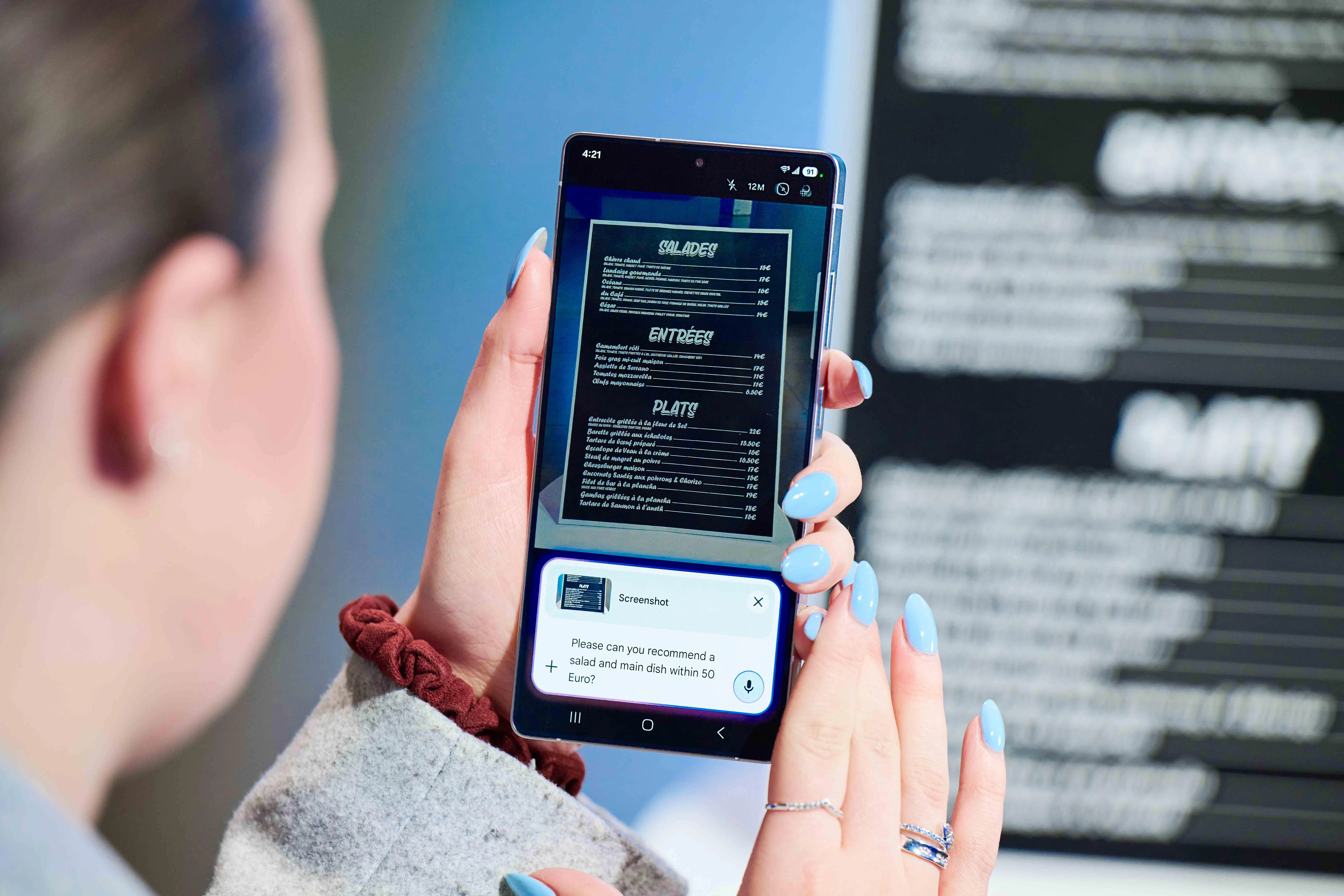 只要长按右侧的电源键，即可启动谷歌人工智能助理Gemini执行跨应用任务。（厂商提供）