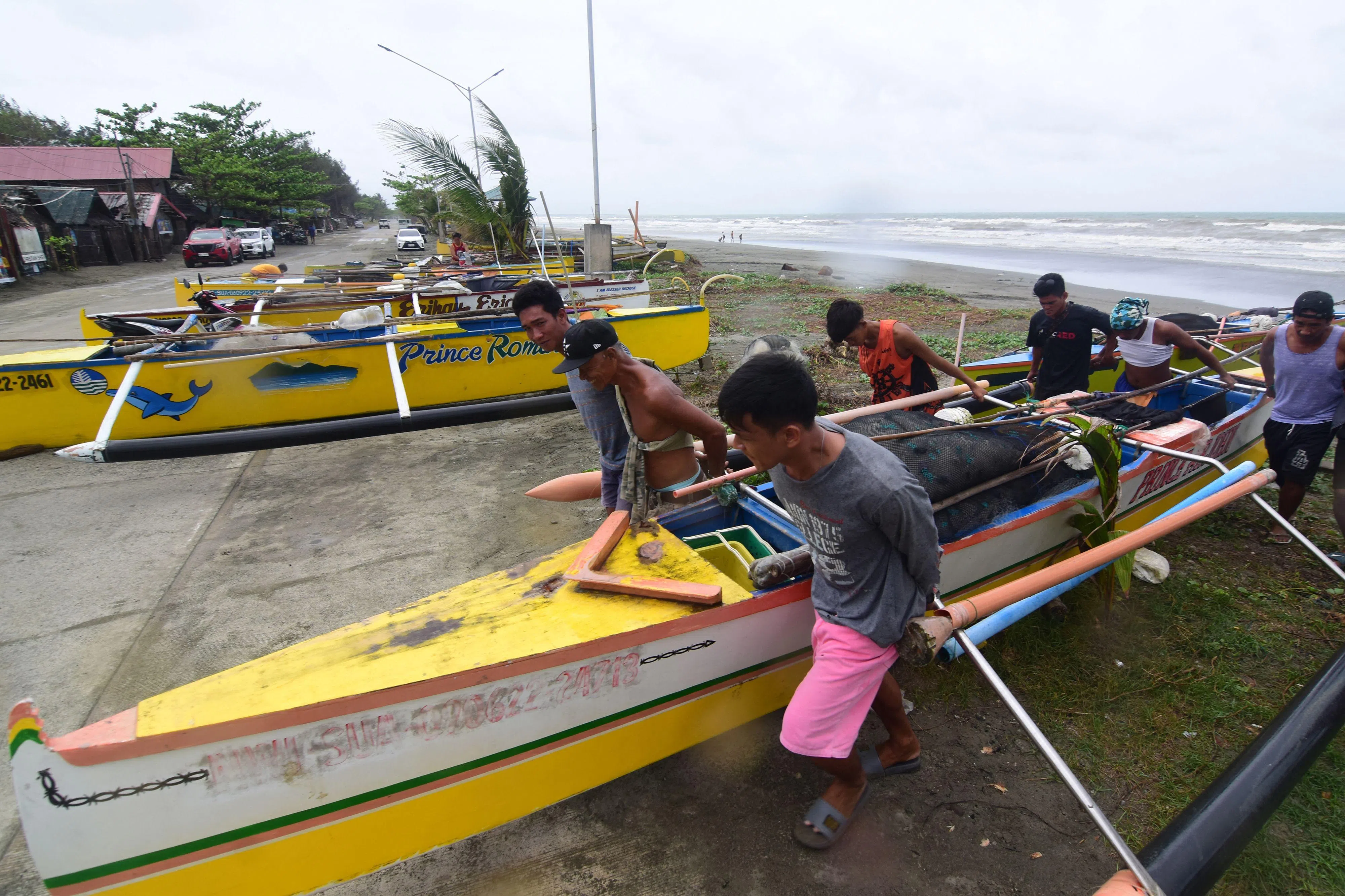 在马尼拉以北的邦阿西楠省，渔民赶在“万宜”登陆前将木船拖到内地。（法新社）