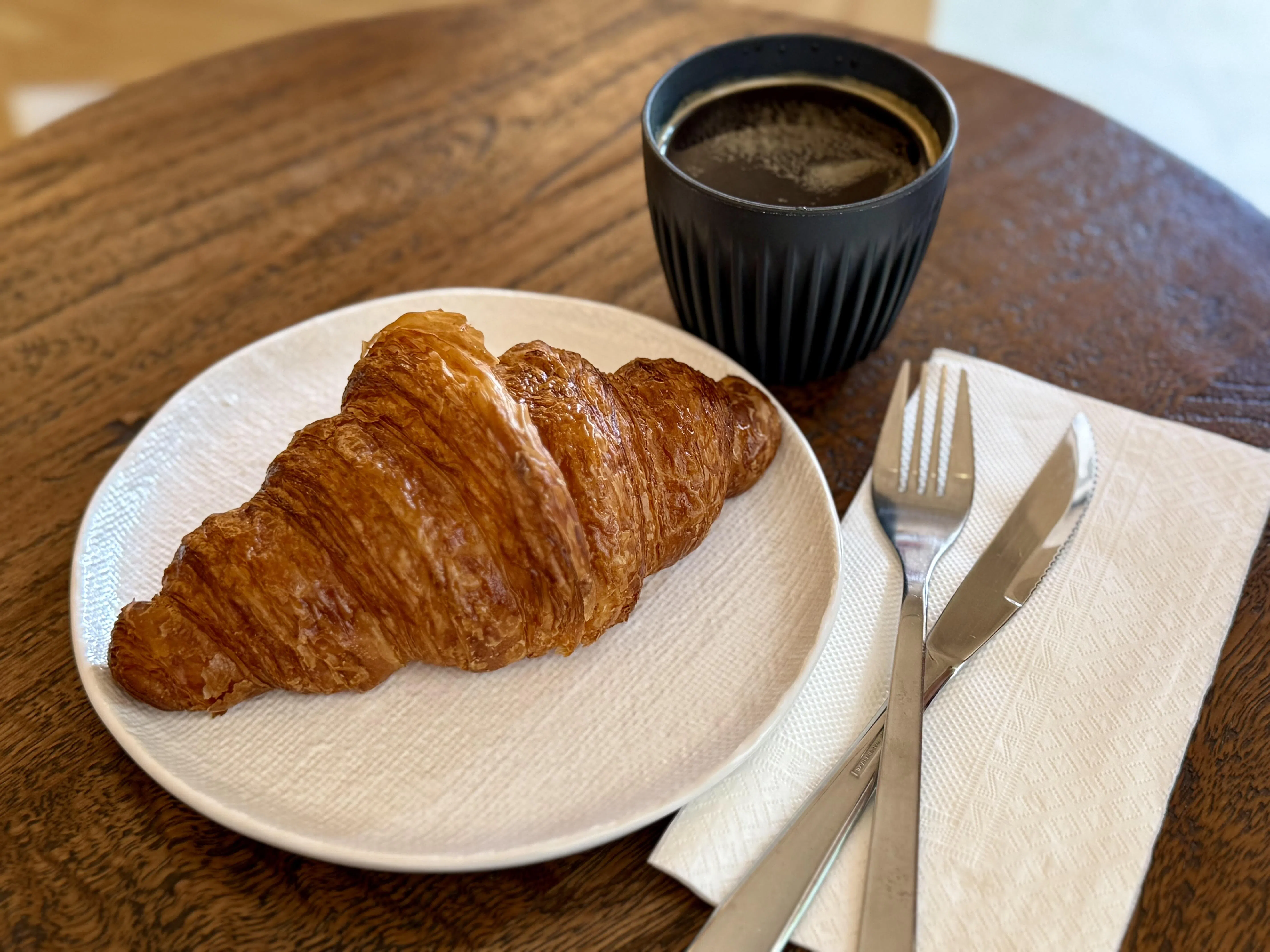 可颂金黄酥脆，搭配香醇美式咖啡，便是一份美好下午茶。（叶晓虹摄）