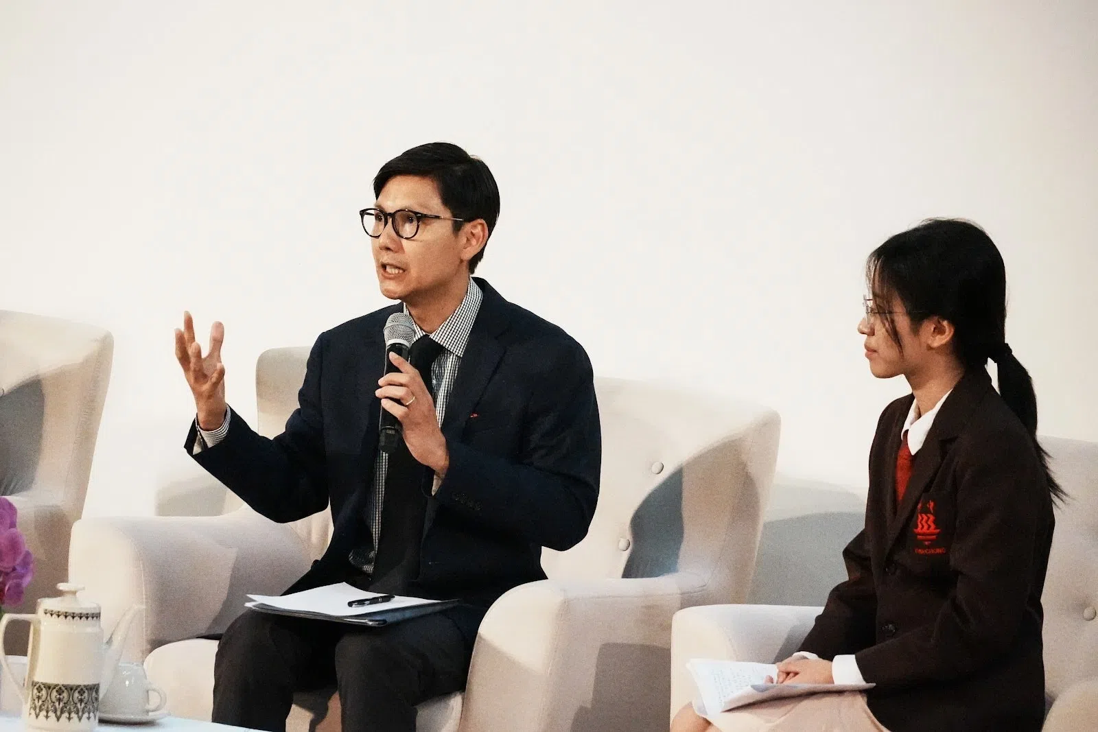 黄振豪副教授耐心解答学生关于地缘政治的问题。（江奕莹摄）