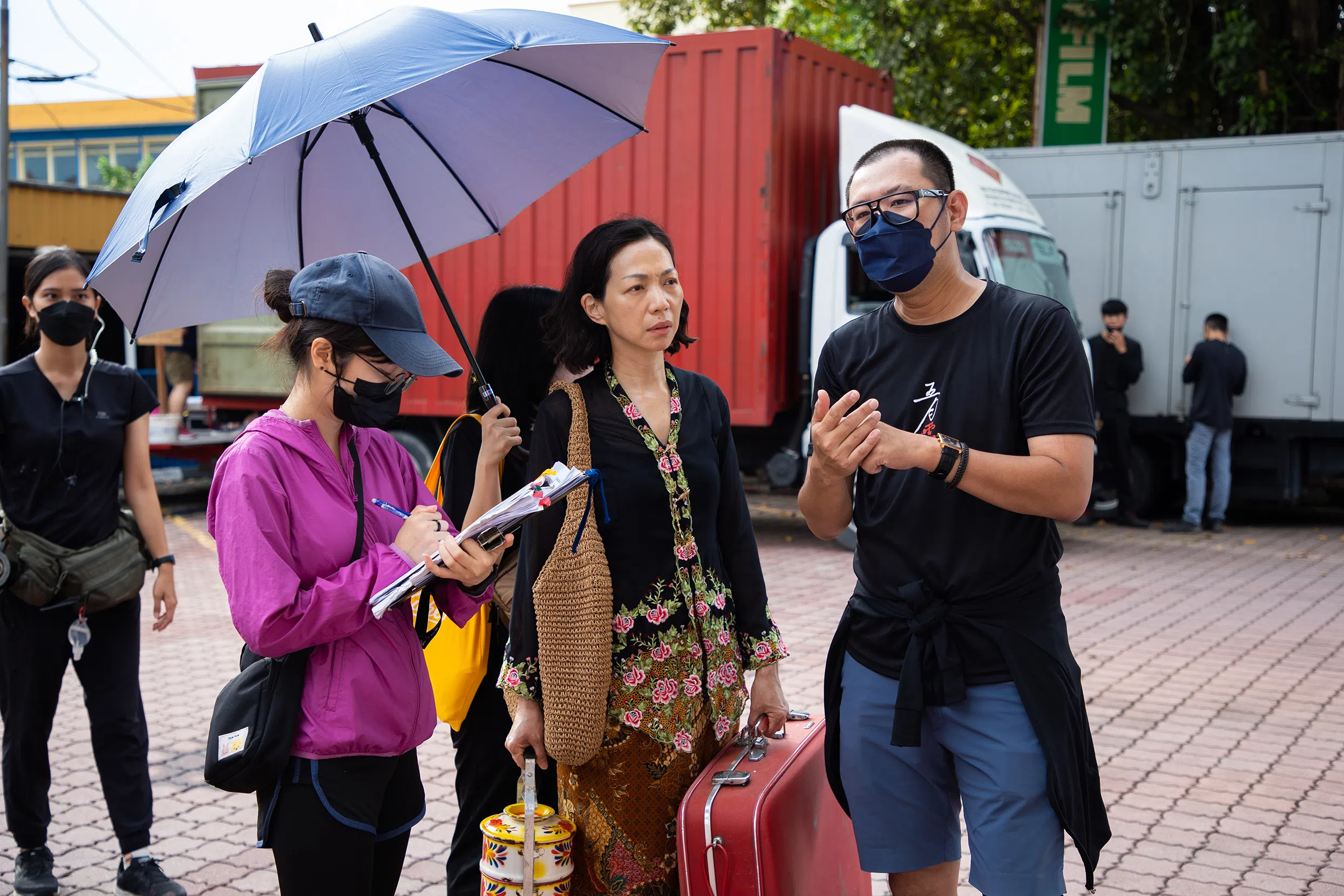 导演张吉安（右）指导万芳（中）演出细节。（堂堂映画提供）