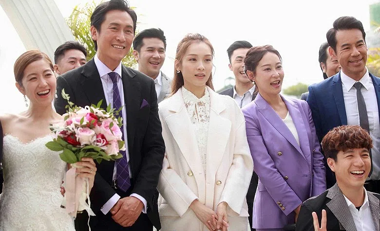 李佳芯（右三起）与马德钟主演的《有种好男人》2022年底紧接台庆剧《法证先锋V》首播。（互联网）