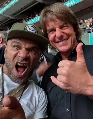 Tom Cruise（右）不计前嫌现身Oasis演唱会，还和英国知名DJ Goldie亲密合照。（互联网）