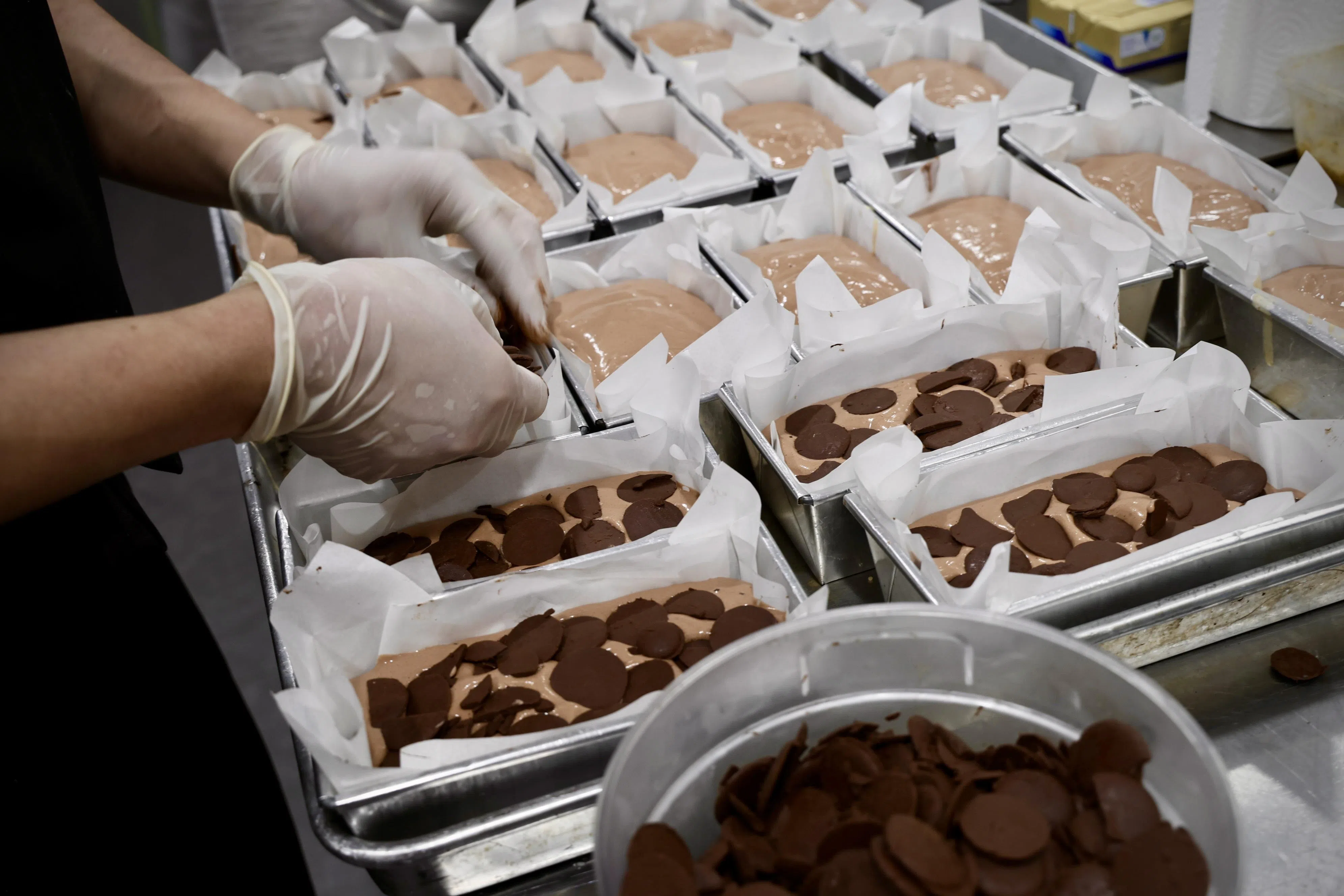 用铁盒烘烤面包，有助保持面包的软度和湿度。（特约陈来福摄）