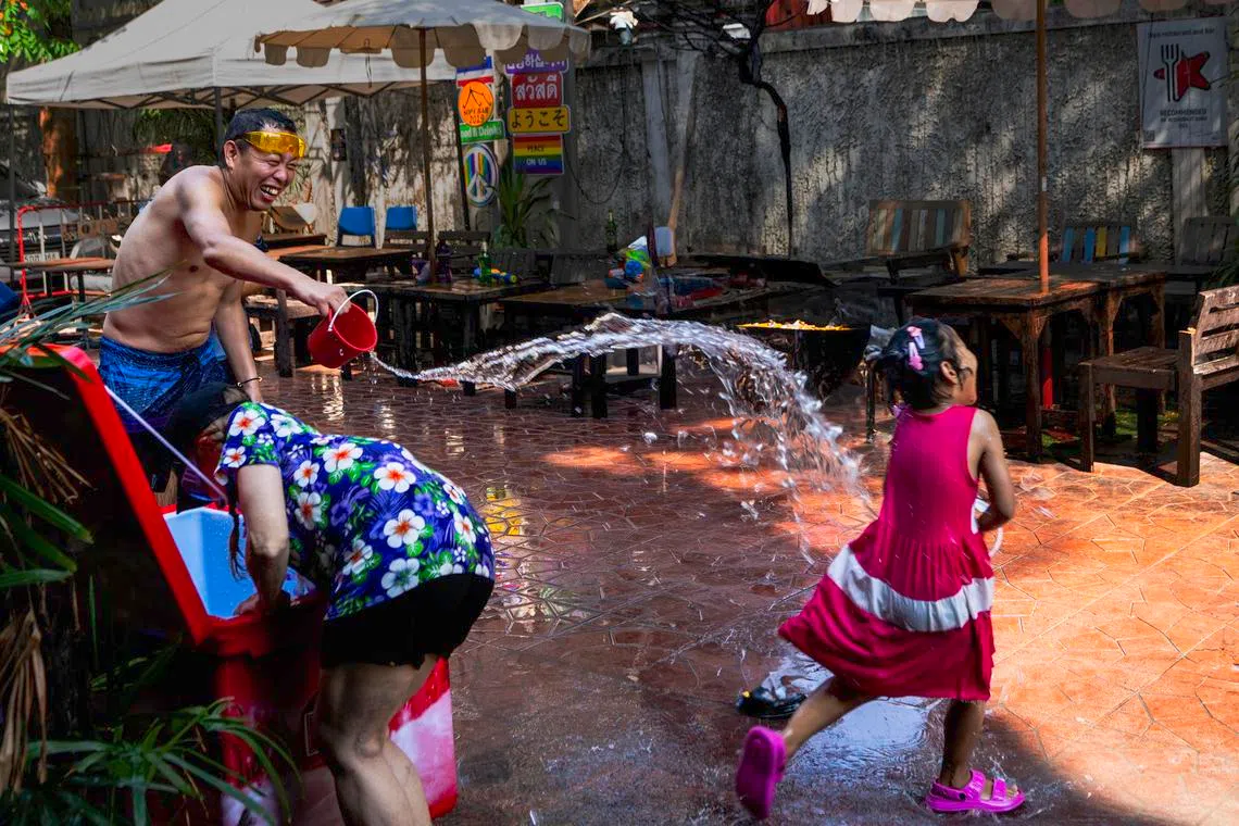 老少同乐，泼出欢乐与祝福。（蔡光发摄）