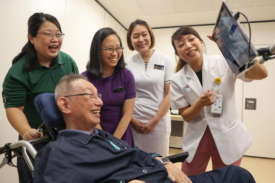 谢世贤（71岁，前）四年前确诊罹患肌萎缩性脊髓侧索硬化症（渐冻症），身体机能逐渐消退，也将逐渐流失语言能力。陈笃生医院的医疗团队包括言语治疗师，鼓励他学习掌握眼动追踪技术，以操作手机等辅助配备。（陈心媛摄）