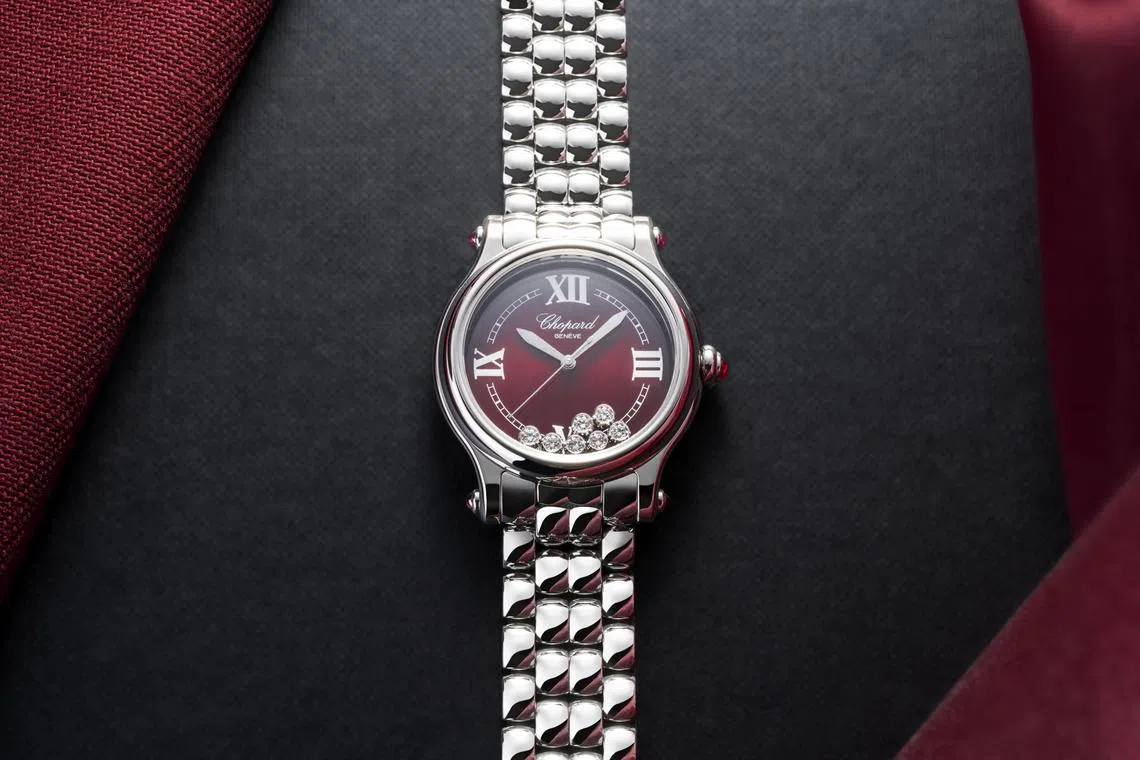 萧邦为先施表行打造的Happy Sport腕表有红色表盘和七颗旋转钻石。（先施表行提供）