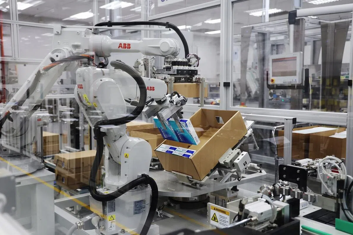 爱尔康在新加坡生产基地实行全自动化生产，使用机器手臂减少对人力依赖。（蔡家增摄）