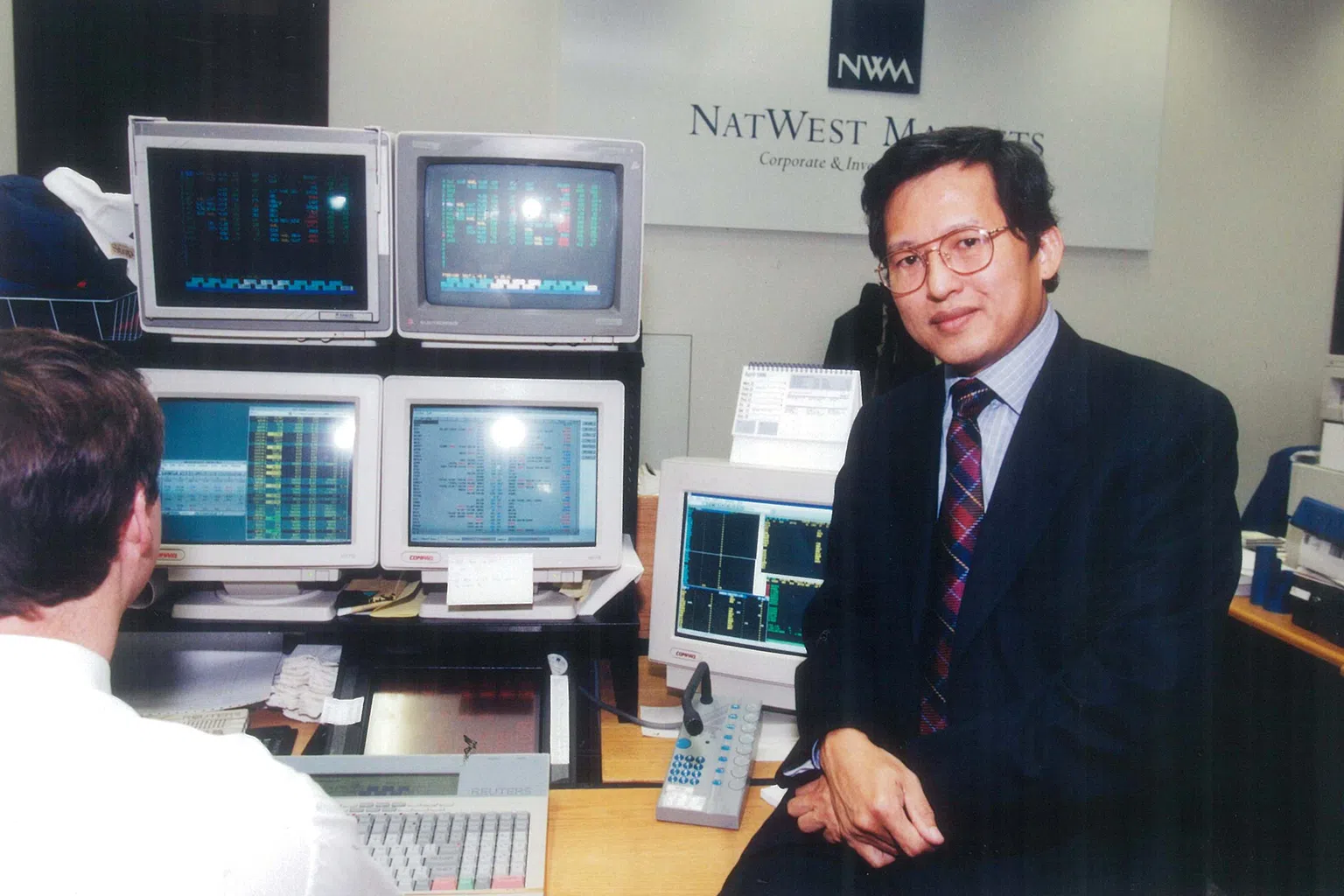 1996年，郭令明摄于伦敦证券交易所。MHR成为首家，也是唯一在该所上市的新加坡酒店集团，筹资达3.7亿新元。（图/MHR提供）