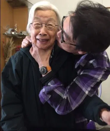 刘松仁（右）亲吻已故母亲。（互联网）