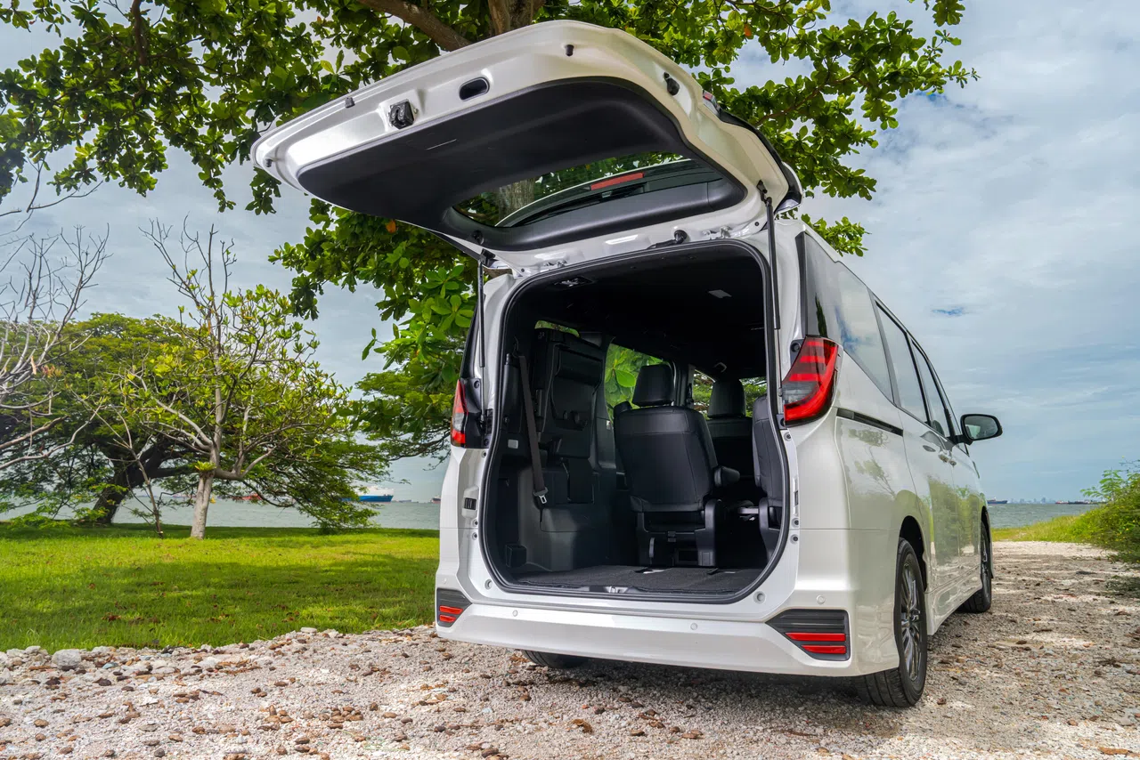 向上掀开尾门让装卸物品更便利。（车商提供）