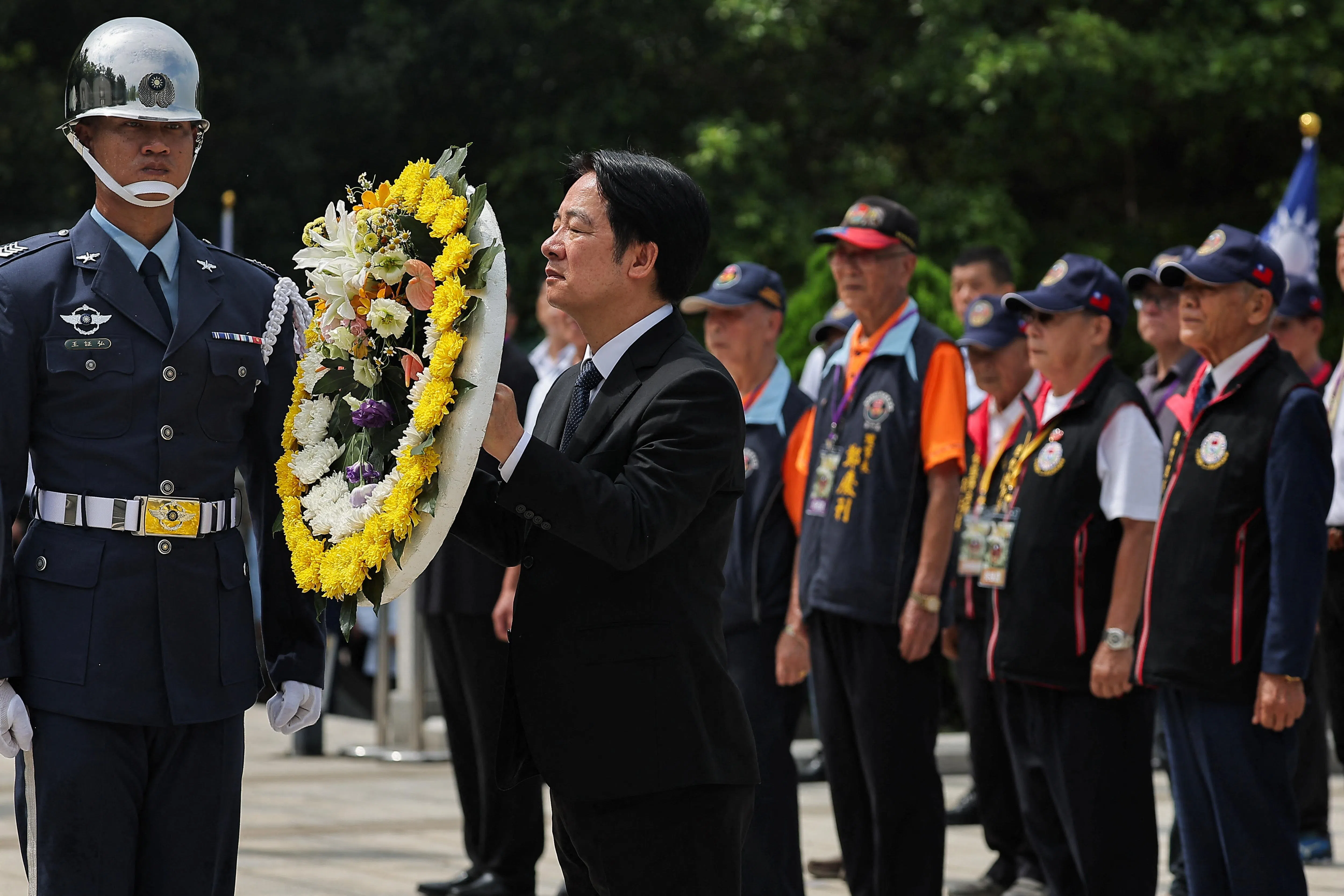 台湾总统赖清德8月23日在金门主持执政后首场八二三炮战追思祭悼典礼并敬献花圈。（路透社）