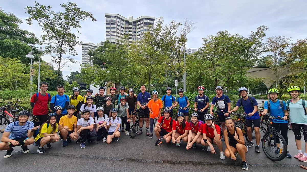 启程前先来张合照，留下灿烂的笑颜。(黄佩诗摄）