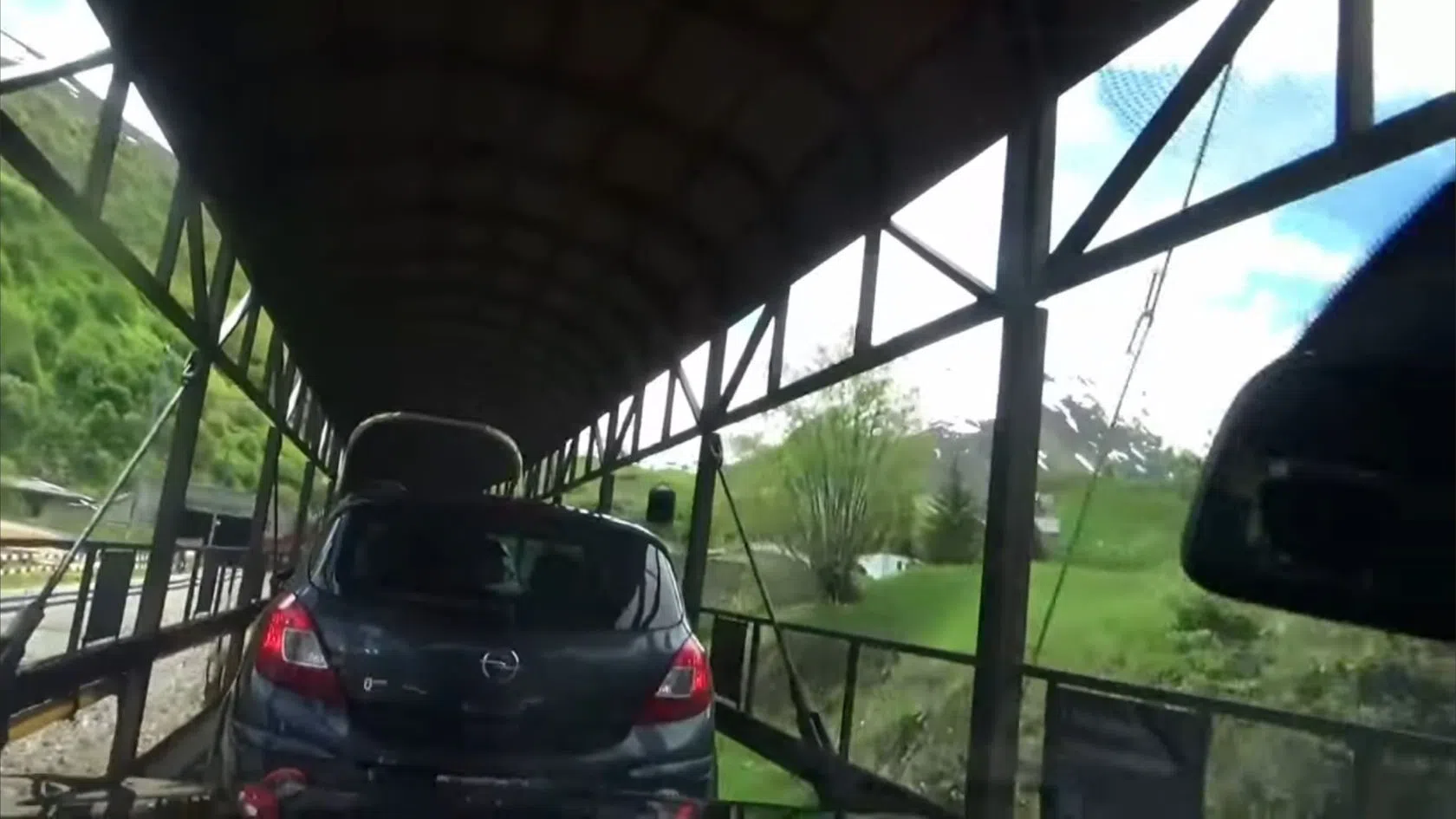 文慧如难忘在瑞士“搭上”汽车摆渡列车的经历。（受访者提供）