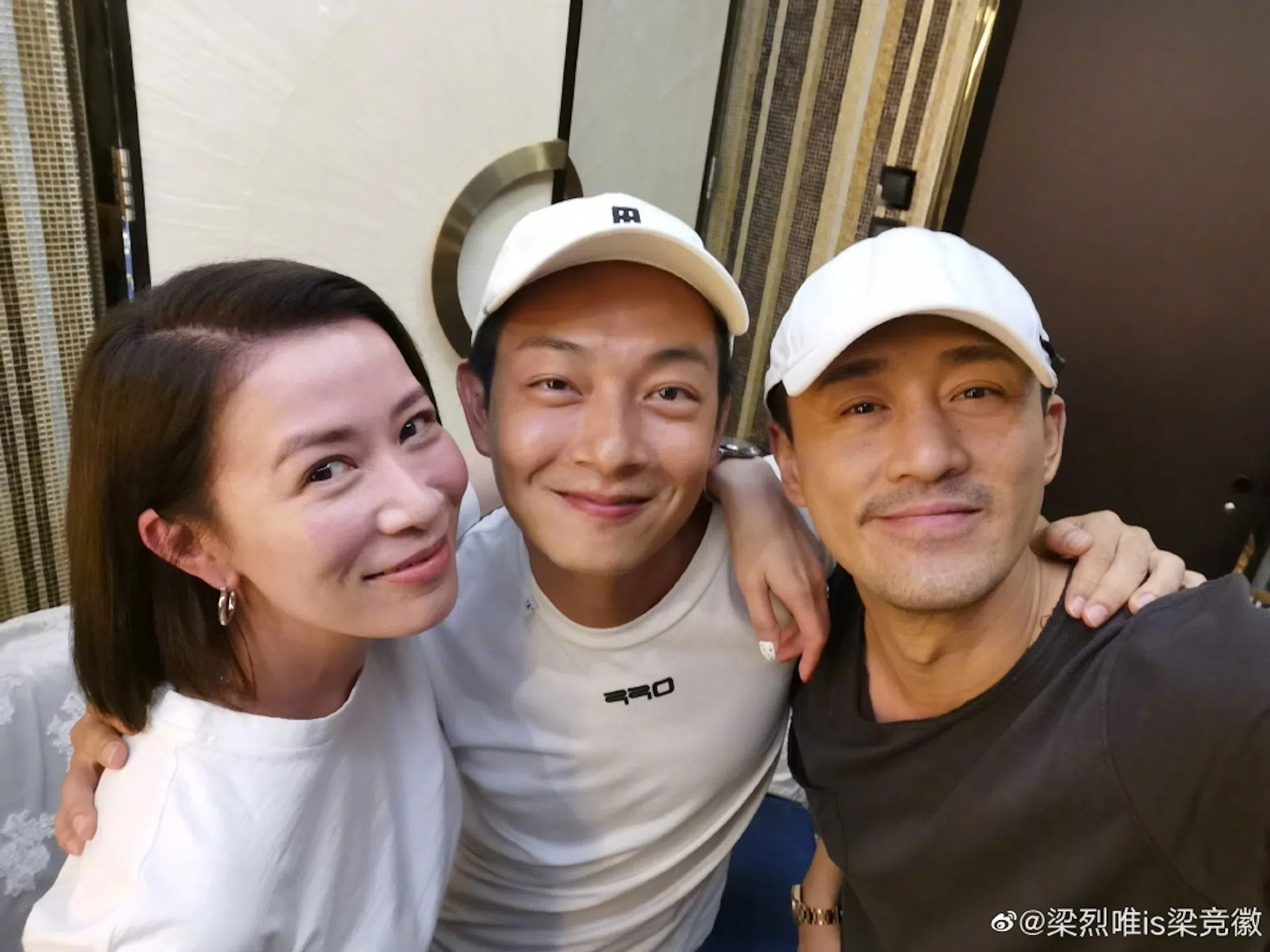 梁竞徽（中）曾与林峰（右一）、佘诗曼合演《使徒行者》。（取自微博）