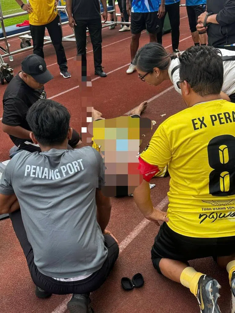 希山沙鲁丁在球场旁晕倒后，在现场接受了急救，之后被送往槟城医院治疗。（取自脸书）