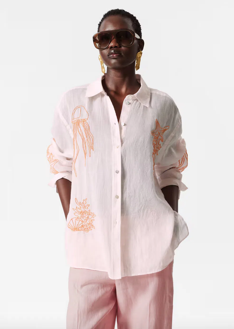 不一定要将沙丁鱼穿上身，& Other Stories的水母海产刺绣亚麻上衣也很夏日。（取自& Other Stories官网）