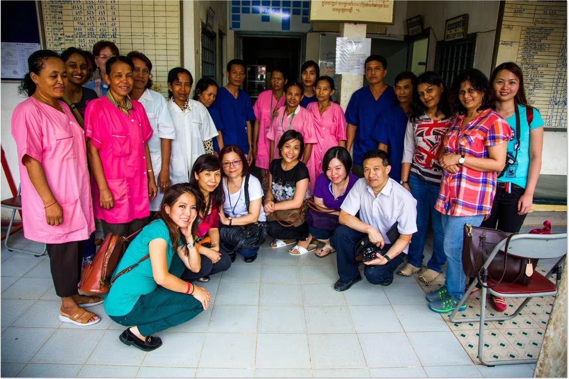 近几年，陈淑珊（前排左一）开始带上朋友和他们的孩子，到柬埔寨当义工。（受访者提供）