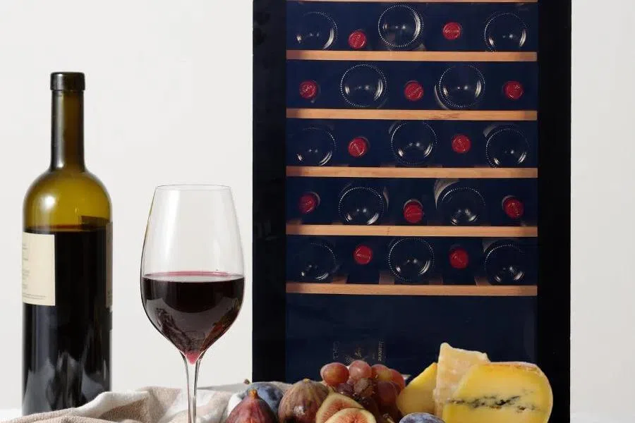 Chateau酒柜内置LED照明，数码温控系统，配备六个可锁式木质滑动层架。（商家提供）
