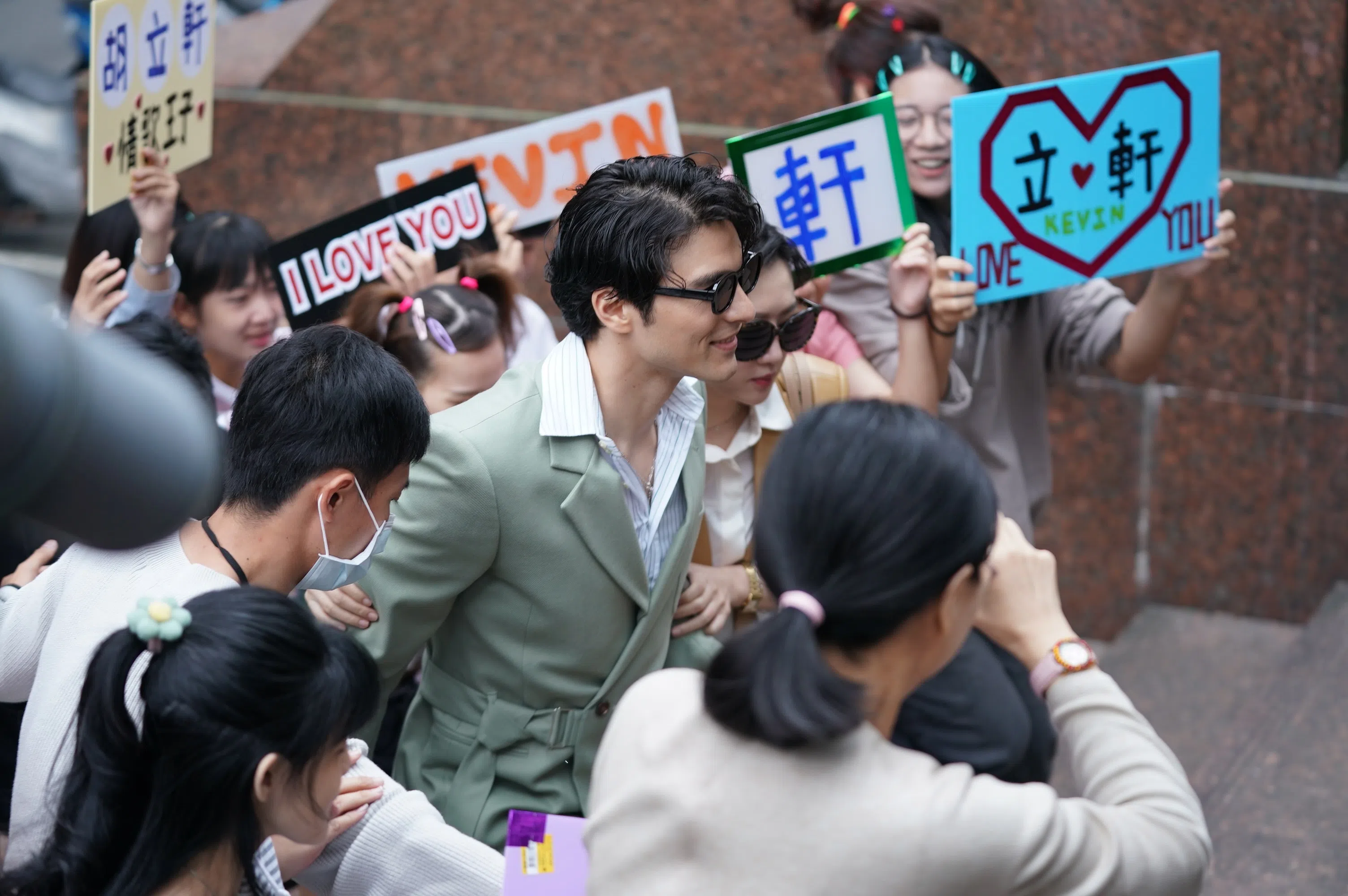 凤小岳饰演的情歌王子被拍到和男友约会后，决定公开认爱。（HBO Max提供）