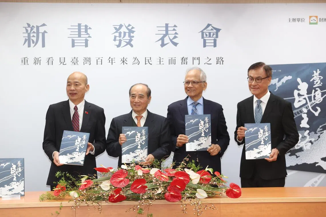 台湾立法院长韩国瑜星期二（16日）现身民进党籍的前立法院长游锡堃新书发表会，低调未回应行政院不副署《财划法》法案等相关提问。左起为韩国瑜、前任院长王金平、游锡堃、苏嘉全等，前后四任立法院长罕见同台。（与会者提供）