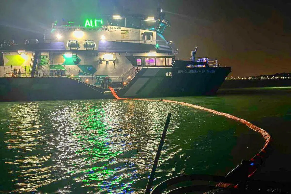 当局正在清理在乌敏岛东北部海岸和樟宜海滩沿岸发现的油污。（取自海事及港务管理局脸书）