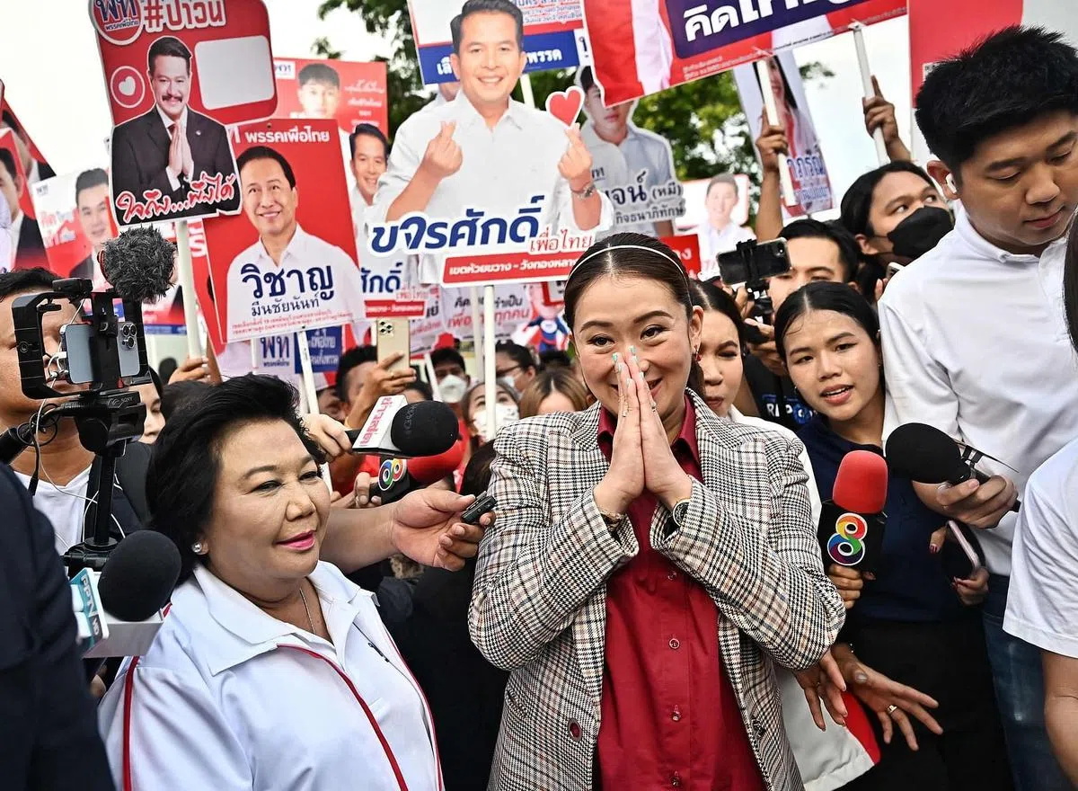 民意支持度领先的为泰党首相候选人、前首相达信的女儿佩通坦陪为泰党候选人登记。（法新社）