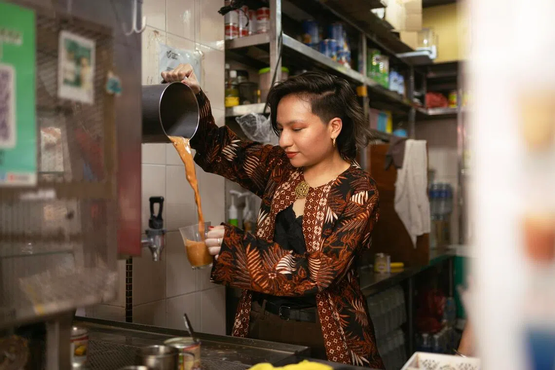 本地艺人、制作人和编剧Sofie Buligis，以一部独角戏《蘸》（Celup），探索“马来性”。（必要剧场提供）