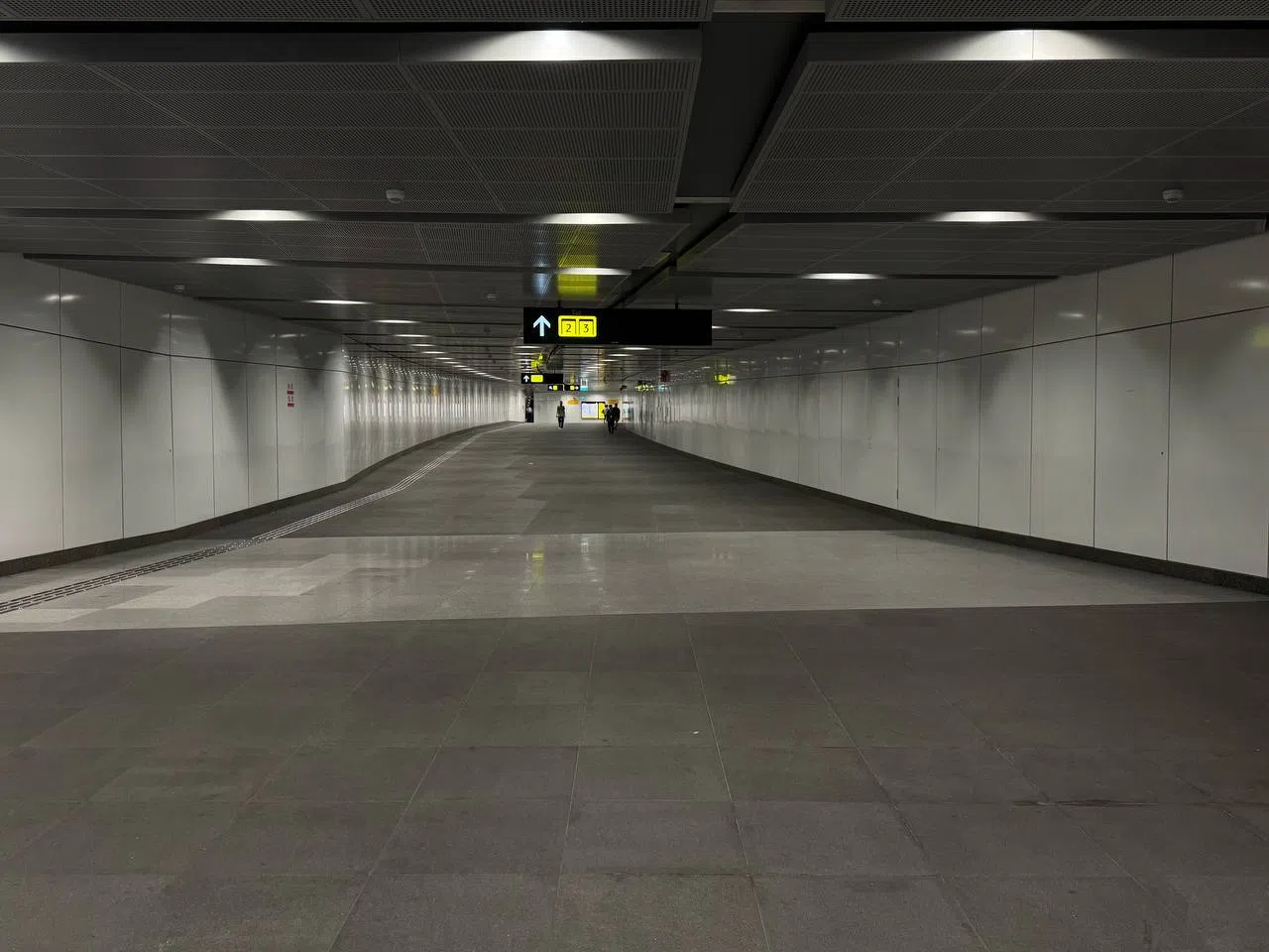 乘客从美华地铁站出了列车，走到地铁站出口的路程不短，途中没有座椅。哥本峇鲁区议员郭献川希望陆交局考虑在这个地铁站设置座椅，让年长者或行动不便者有歇脚的地方。（蔡玮谦摄）