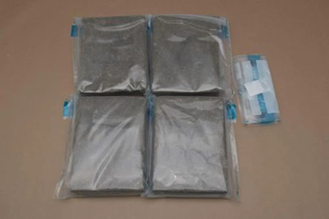 肃毒局人员随后在电单车后备箱中搜出共四包毒品，包括约4149克大麻和10克氯胺酮。（中央肃毒局提供）