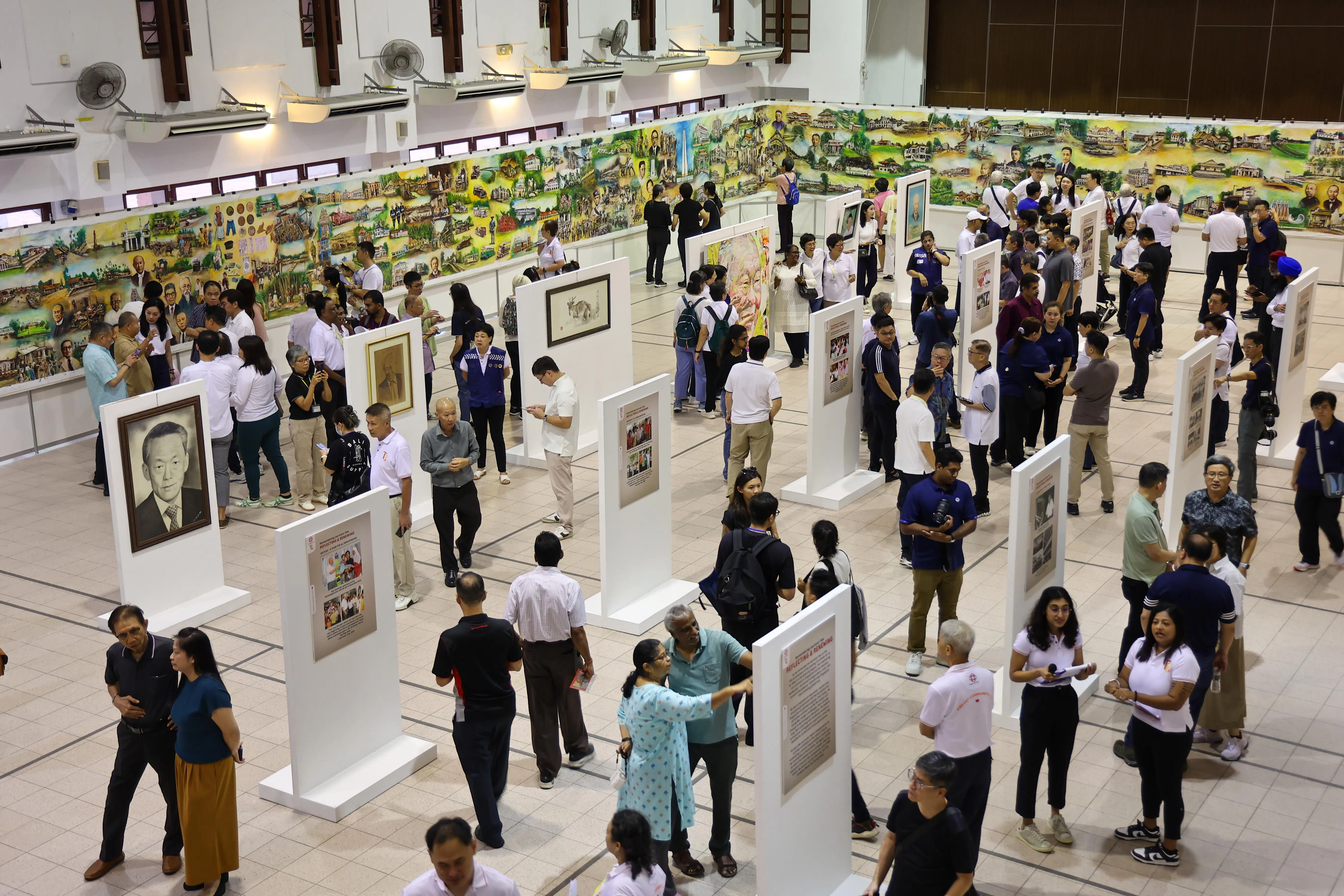 公众这个周末（22日和23日）可到丹戎巴葛民众俱乐部欣赏艺术展，通过画作认识人们眼中的李光耀。（陈渊庄摄）