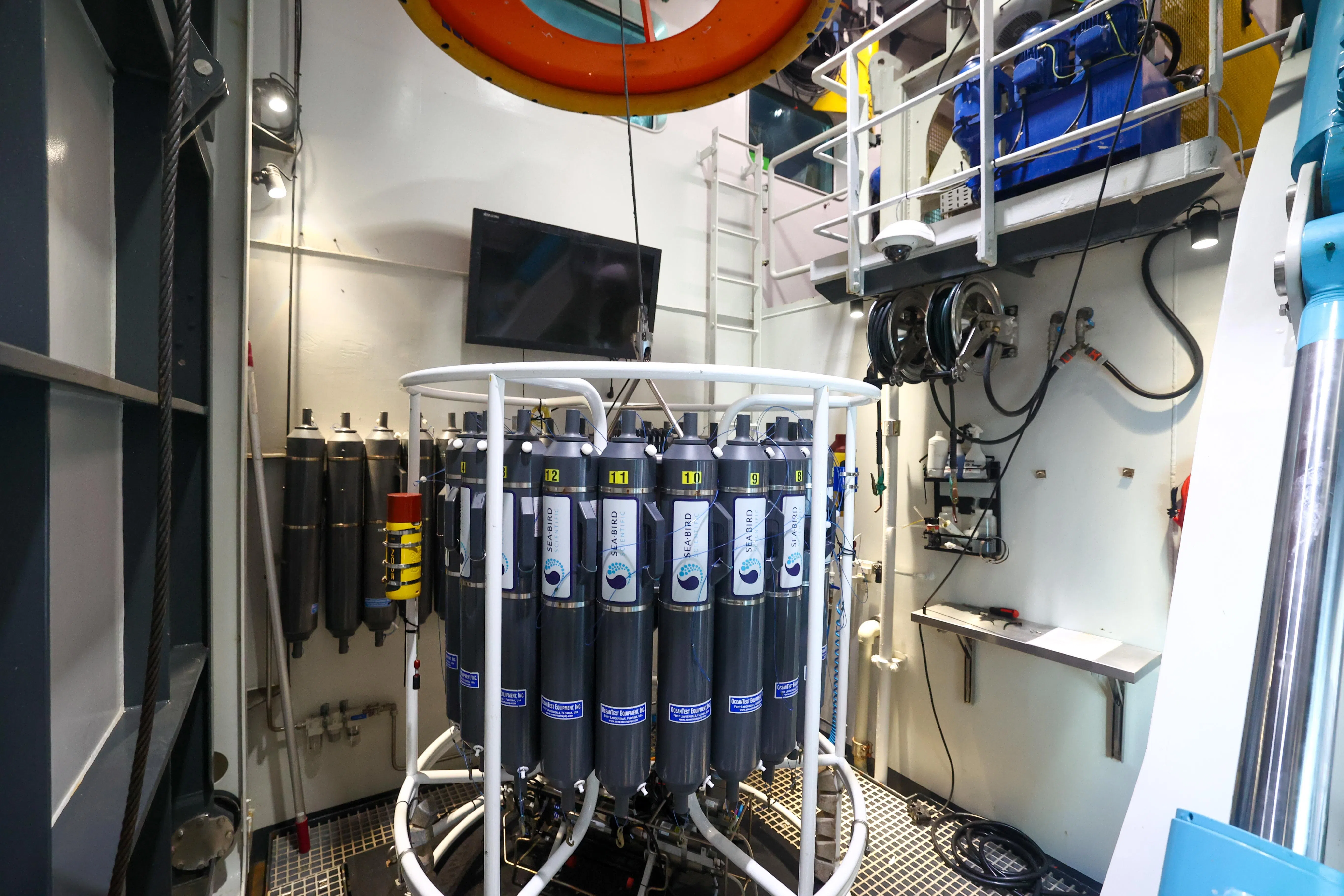 无人潜水器可深潜至6000公尺海底，测量海水的温度、盐度、含氧量，同时还能进行环境DNA采样。（白艳琳摄）