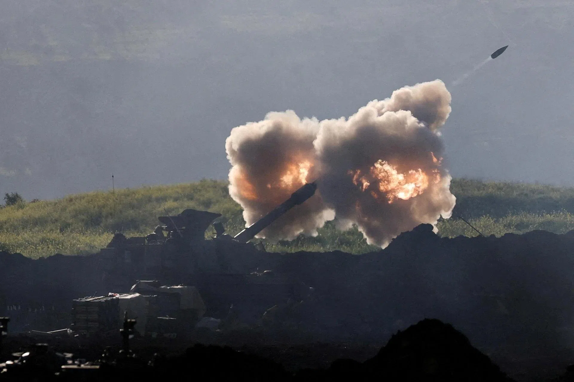 图为以色列军事基地发射往黎巴嫩的导弹。这段时间，伊朗和黎巴嫩的真主党一直持续向以色列发动攻击。（路透社）