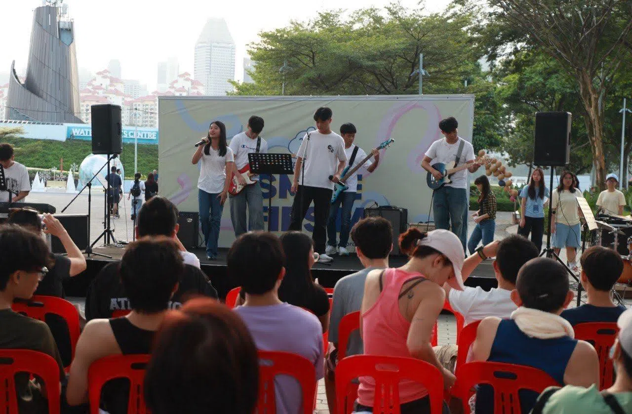 掌声与笑容交织，学生的表演为现场注入温度与力量。（莱佛士女中摄影学会提供）