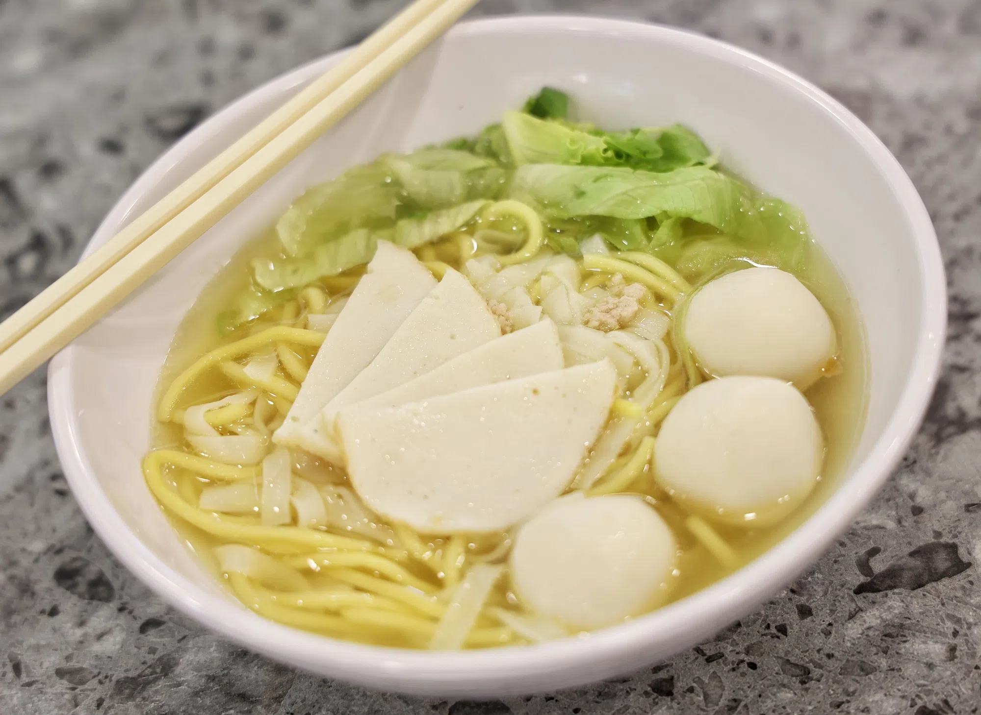 经济鱼圆面汤，一碗为$2.80。