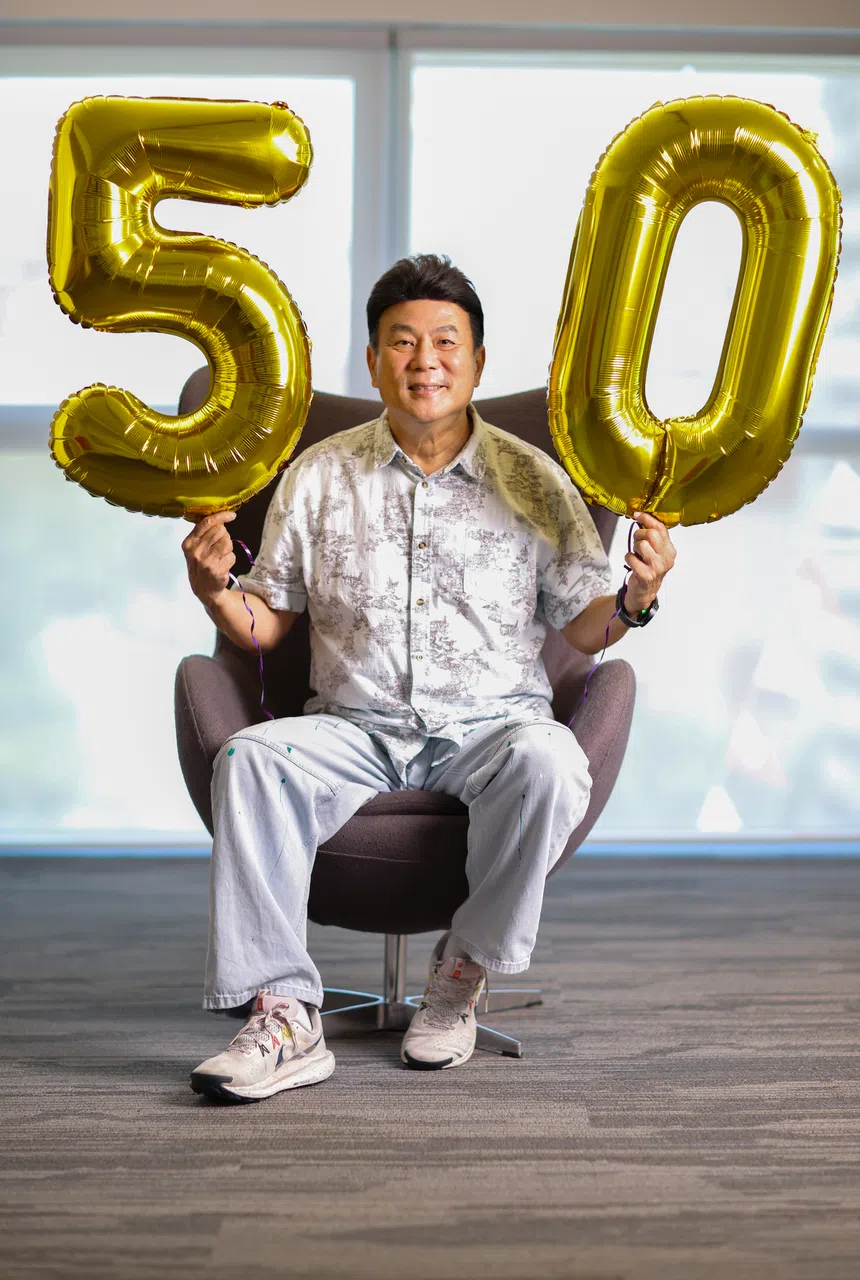 2025年是新加坡名导演梁志强入行50周年的里程碑。（档案照）