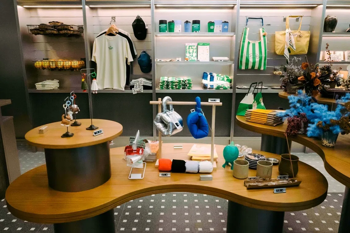 Tiong Bahru Bakery新开便利店Crumb & Go，让食客可同时选购食品和生活用品。（品牌提供）