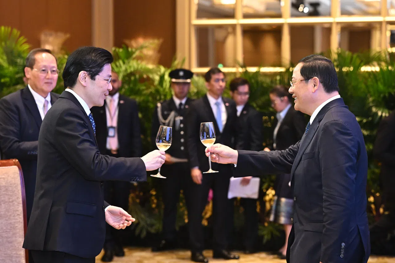 黄循财总理（左二）在新加坡康莱德酒店（Conrad Centennial Singapore）设午宴款待老挝总理宋赛（右）一行。人力部长兼贸工部第二部长陈诗龙医生（左）也出席了午宴。（海峡时报）