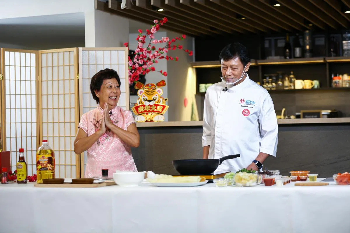 “二姑”蔡平开以及张克明师傅首次搭档，擦出不少花火。（白艳琳摄）