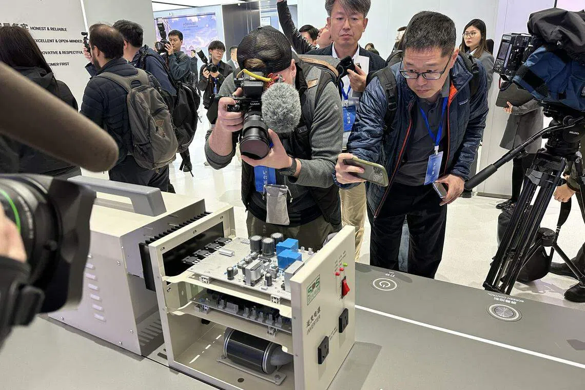 来自25家中外媒体的记者参观合肥的光伏能源制造商阳光电源展示的光伏逆变器。（林煇智摄）