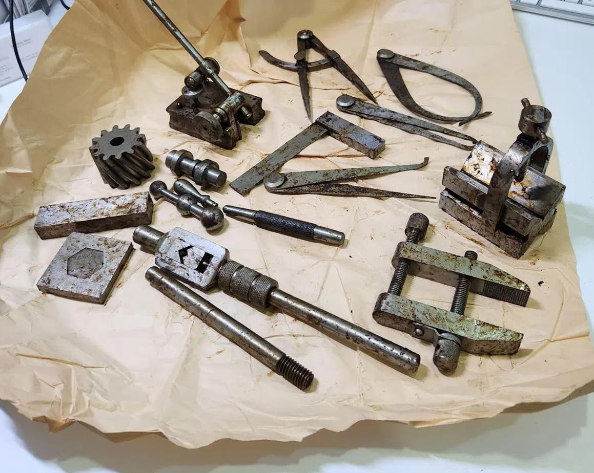图为凌伍弟捐赠的其中几样物品，包括卡钳和划线器等工具。（受访者提供）