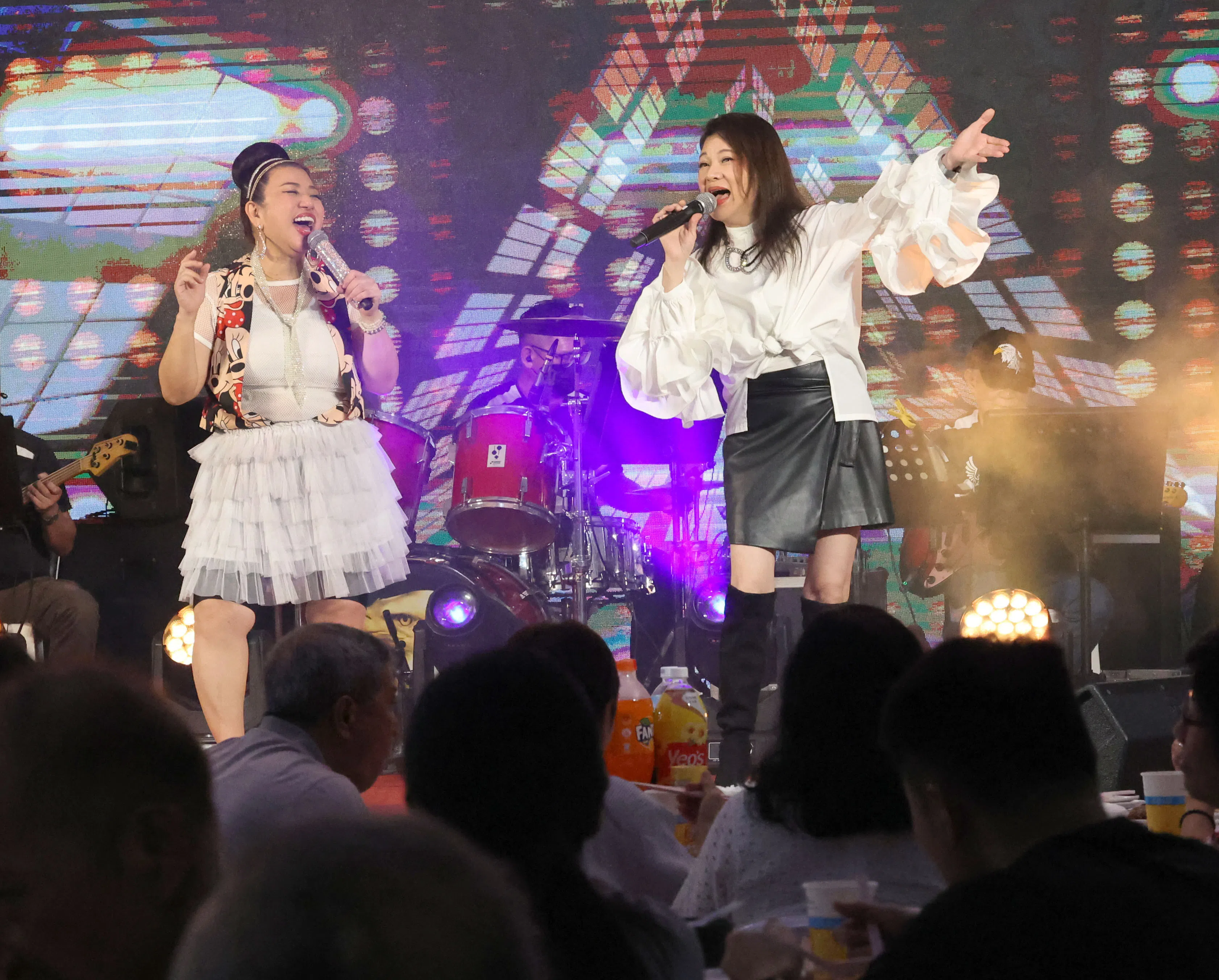 刘玲玲（左）在去年的歌台活动中和妹妹刘心玲同台。（档案照）