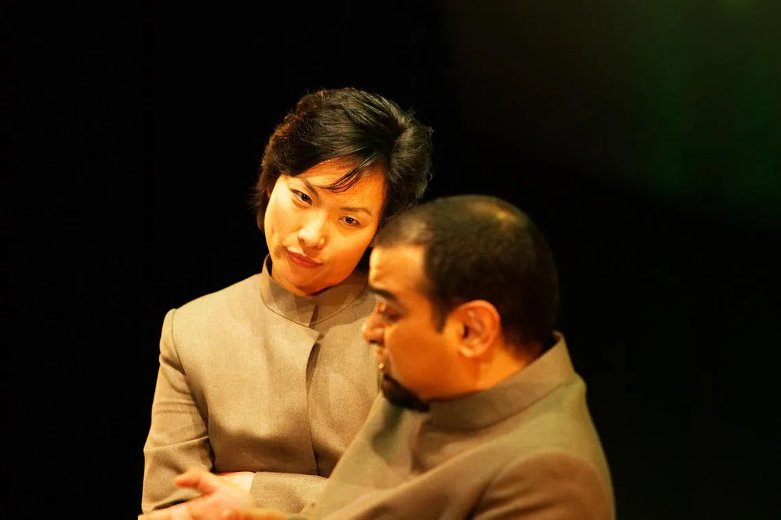 两人相识于胡兹编剧、数次上演的《原子再也》，图为2003年版本。（Zakaria Zainal摄／凯门剧场提供）