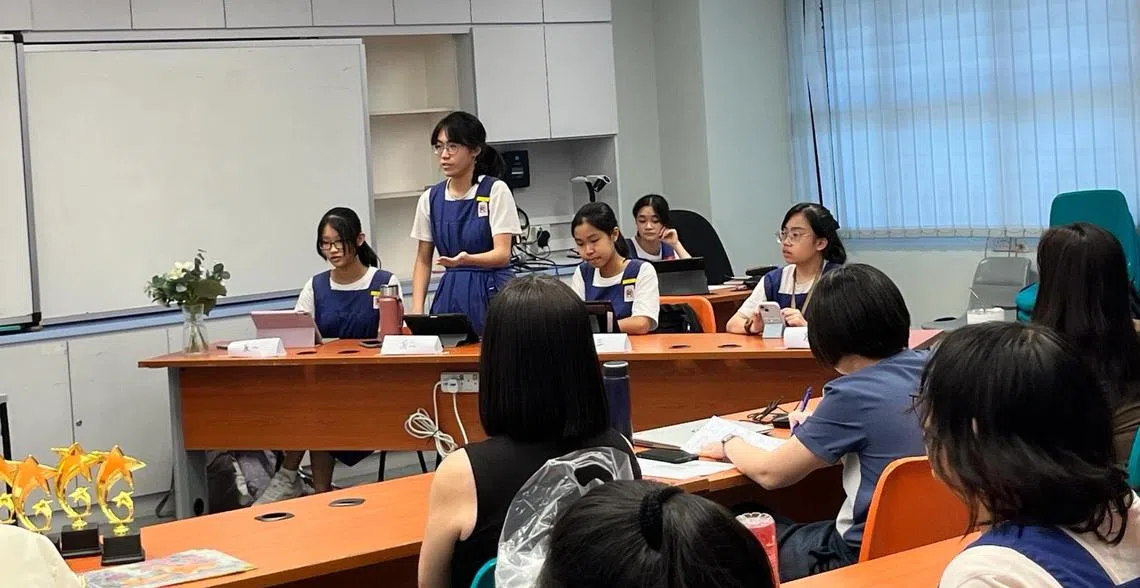 其中一场比赛中，反方二辩进行二辩对辩环节。（圣尼各拉女校提供）