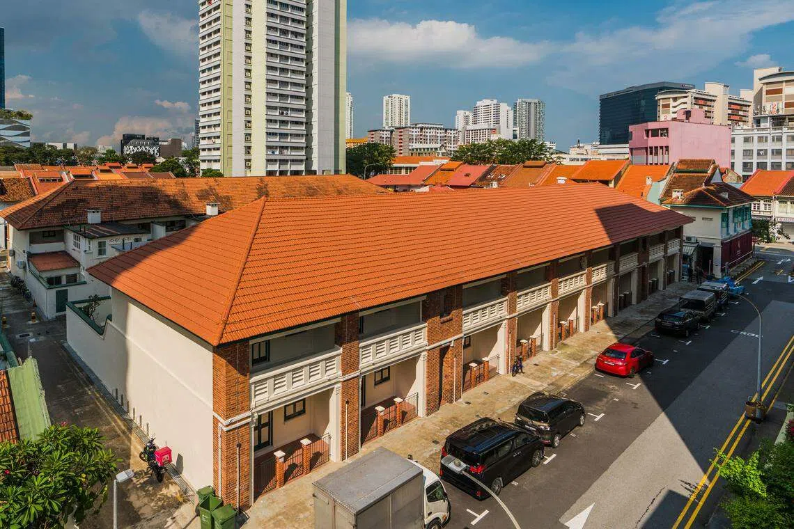 位于79号至95号兴都路（Hindoo Road）的双层建筑是我国首个以共享居住空间概念出租的国有店屋。（土管局提供）