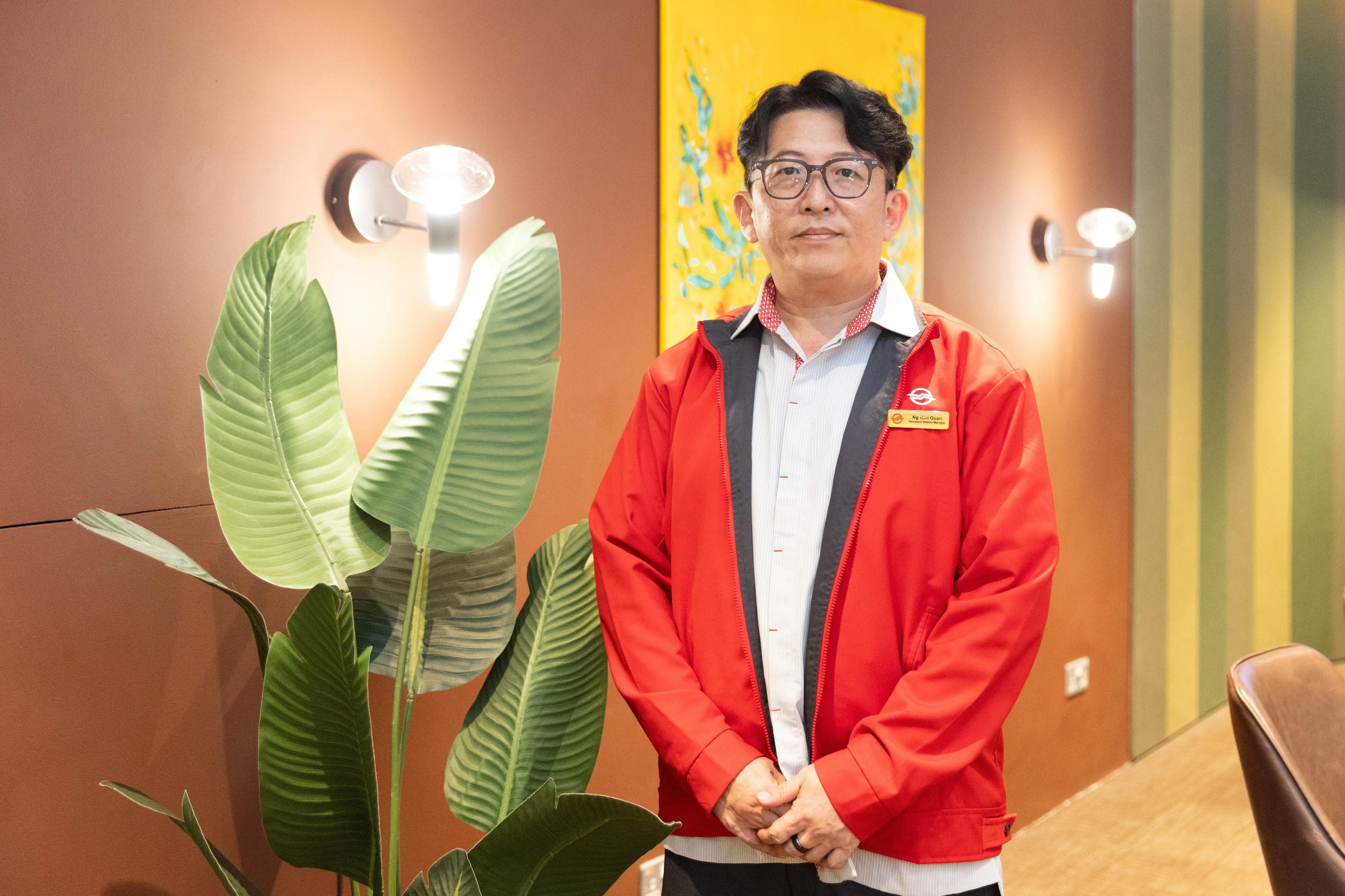 51岁的黄金源在冠病疫情后决定转换跑道，通过公共交通专才转业计划加入SMRT，目前担任汤申—东海岸线实乞纳（Siglap）地铁站助理站长。（特约沈康雄摄）