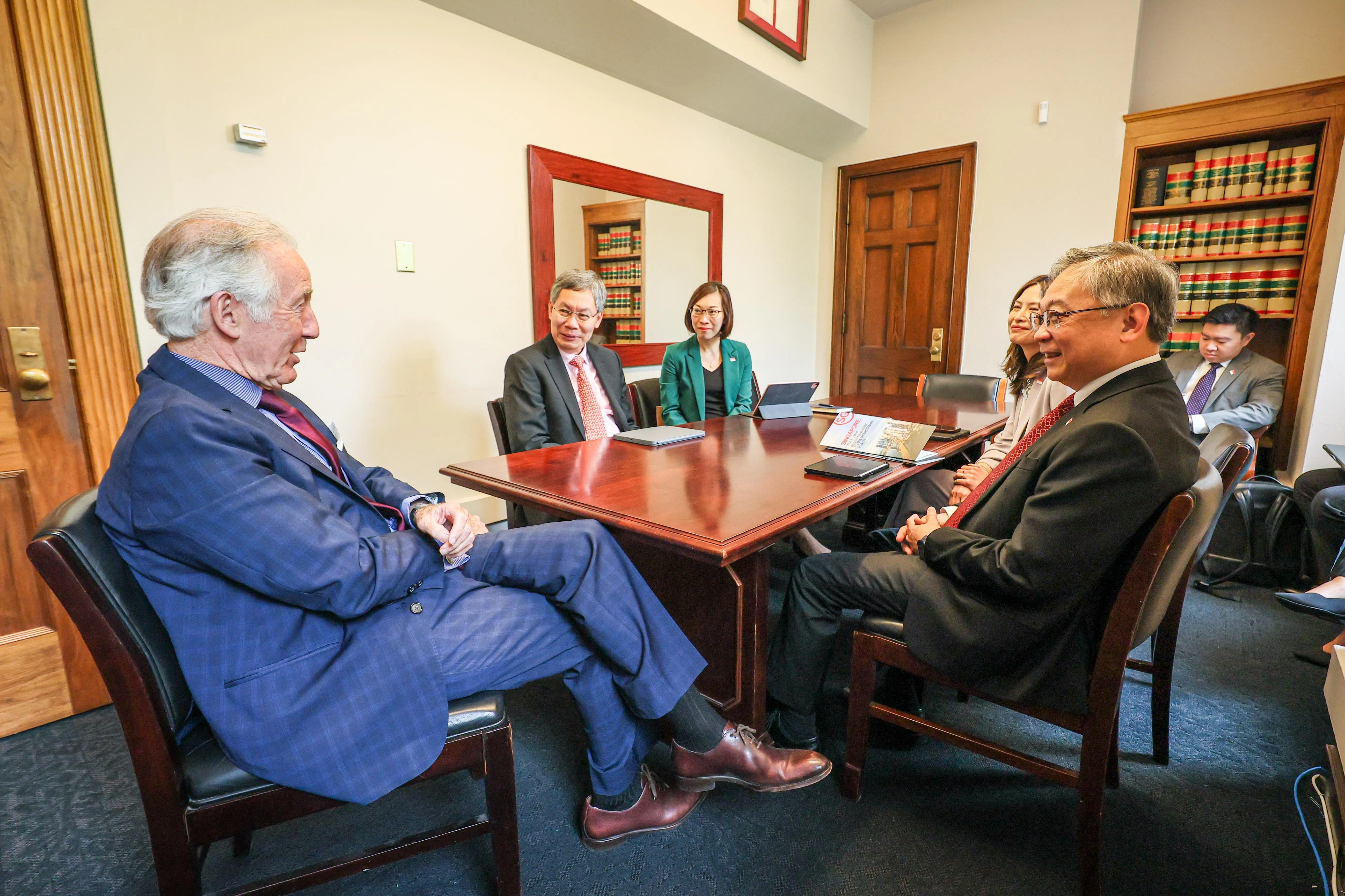 副总理兼贸工部长颜金勇（右一）和美国众议院筹款委员会资深成员、马萨诸塞州民主党众议员尼尔（Richard Neal，左一）见面。（数码部提供）