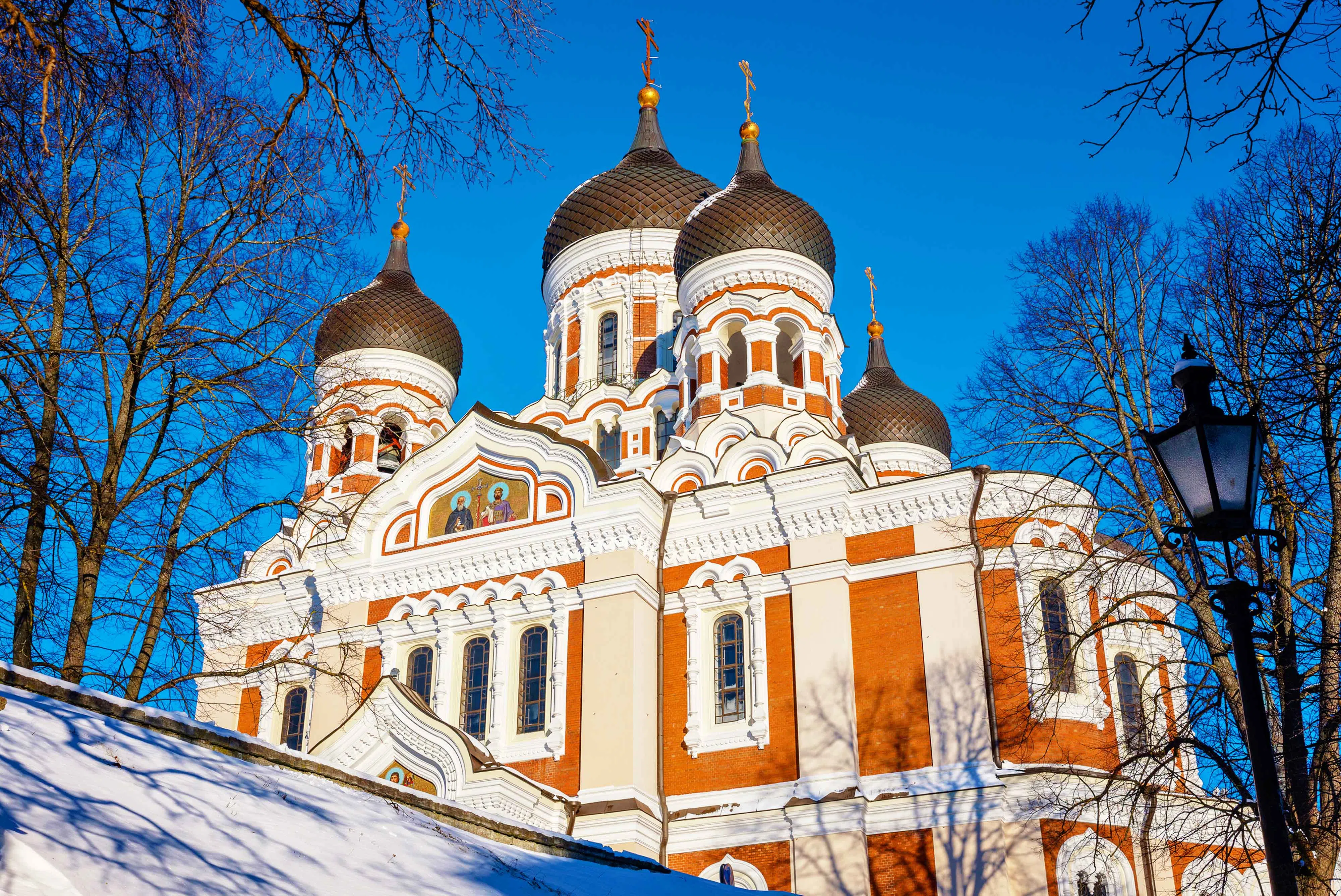 亚历山大·涅夫斯基大教堂以壮观的洋葱圆顶结构表明它是俄式东正教建筑。（蓝天游摄）