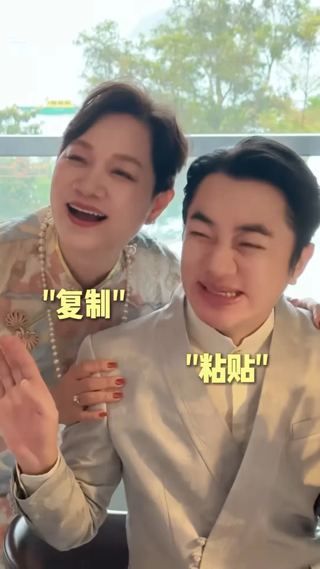 网民经常形容王祖蓝（右）母子是“饼印样”。（取自王祖蓝IG）